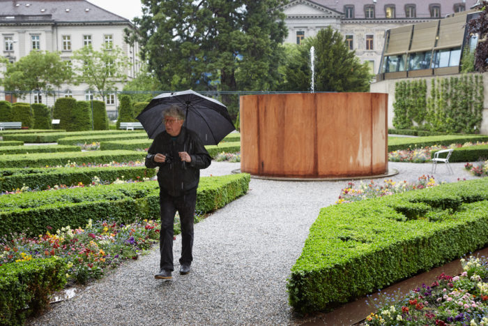 Roman Signer, «Fontäne», 2016, Holzkonstruktion, 220 x 416 cm, Bild © Ralph Feiner