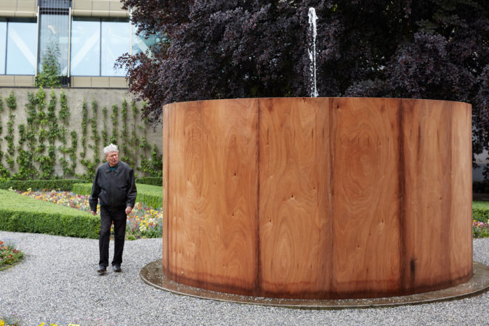 Roman Signer, «Fontäne», 2016, Holzkonstruktion, 220 x 416 cm, Bild © Ralph Feiner