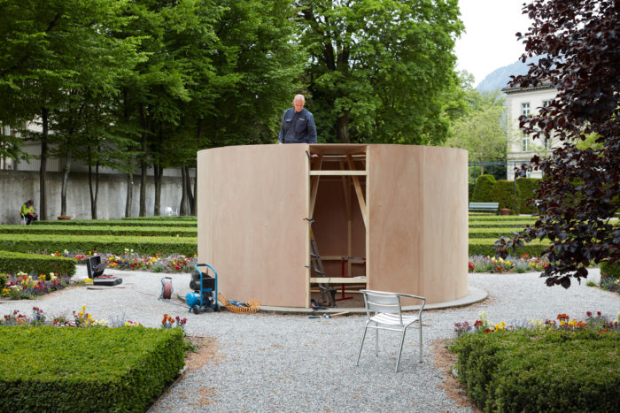 Aufbau, Roman Signer, «Fontäne», 2016, Holzkonstruktion, 220 x 416 cm, Bild © Ralph Feiner